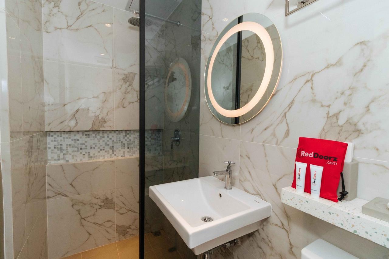 Отель Reddoorz Premium Near Ust Hospital Манила Экстерьер фото
