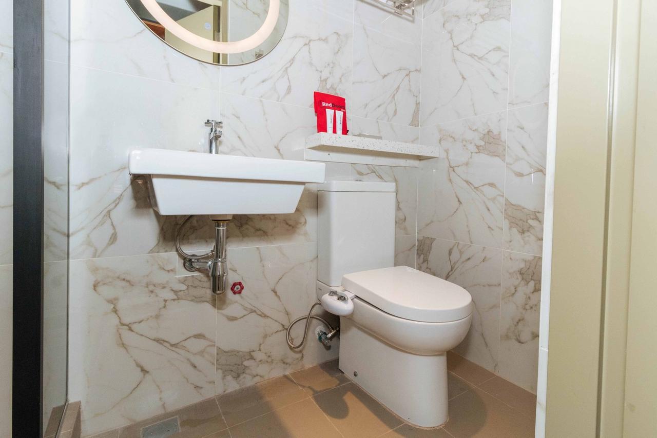 Отель Reddoorz Premium Near Ust Hospital Манила Экстерьер фото
