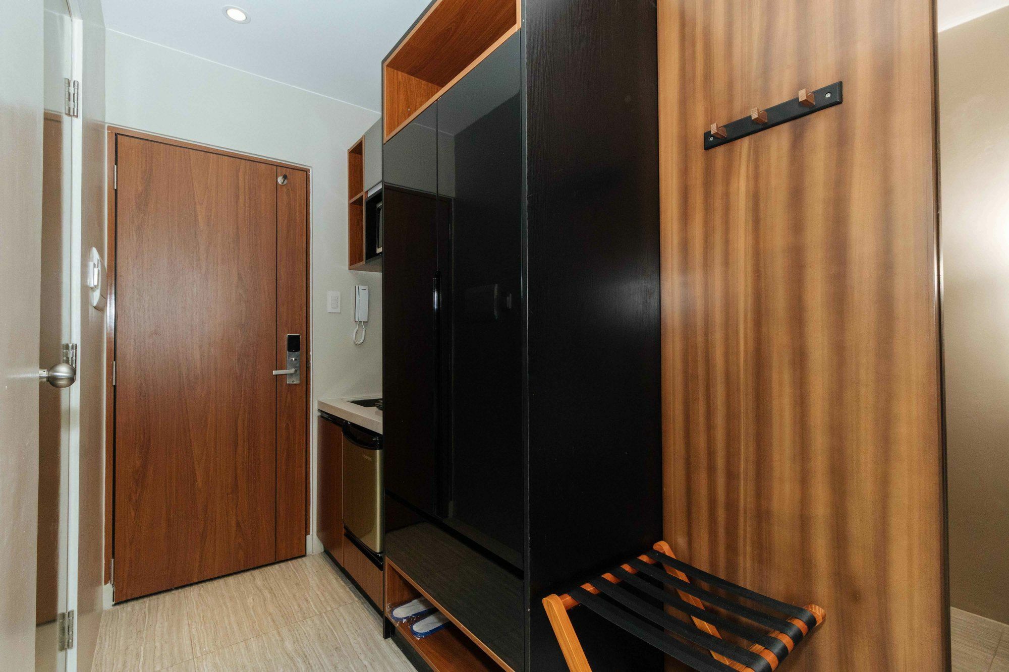 Отель Reddoorz Premium Near Ust Hospital Манила Экстерьер фото